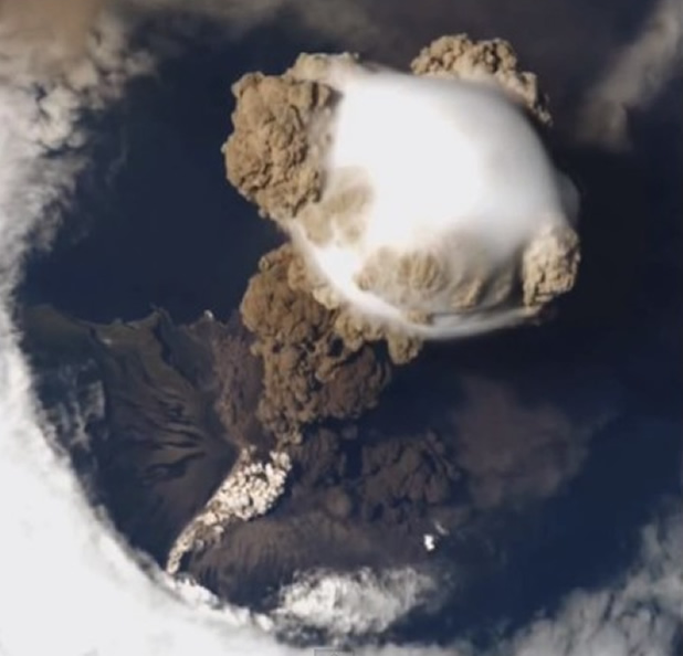 Vista desde el espacio de un volcan en erupcion