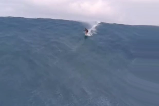 Surfeando una ola de 65 metros